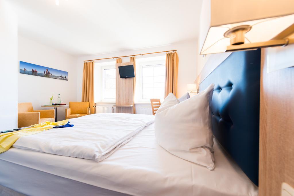 Hotel Boddenhus Garni 징스트 외부 사진